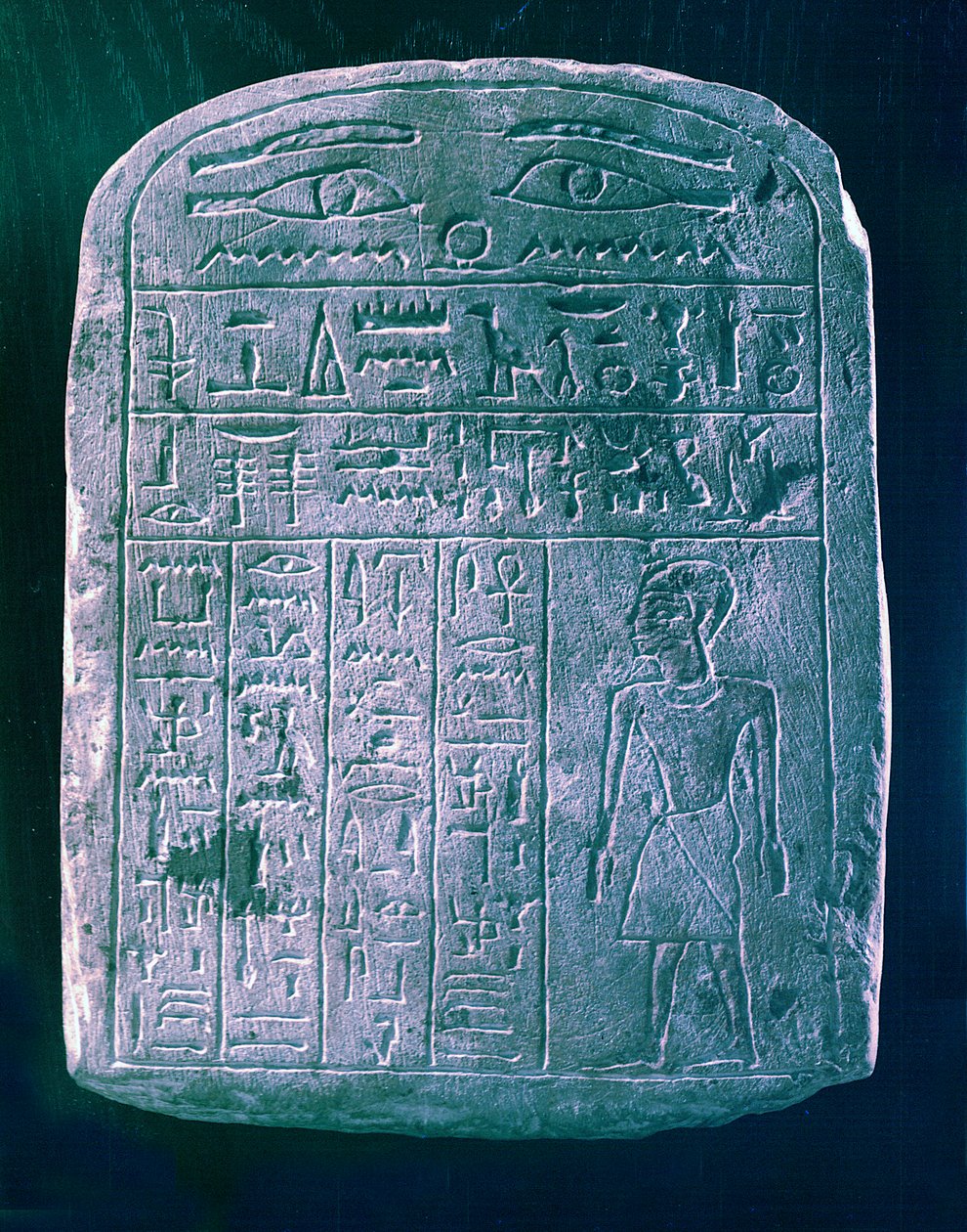 Hänen veljensä omisti vankila-stele miehelle Ermantista, lähellä Thebesta, muinaisesta Egyptistä tekijältä Unbekannt