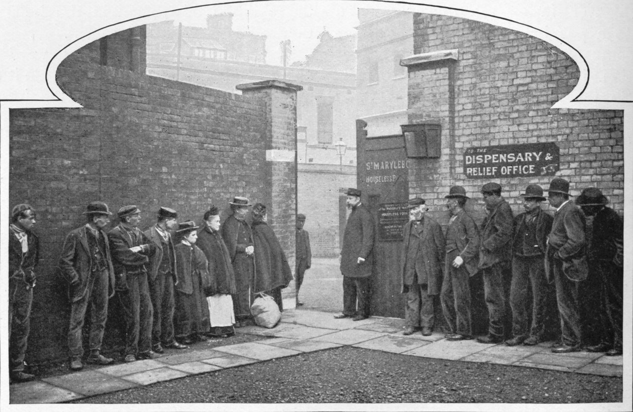 Odotetaan pääsyä St Marylebone Workhouseen, Luxborough Street, Lontoo, c1901 1903 tekijältä Unbekannt