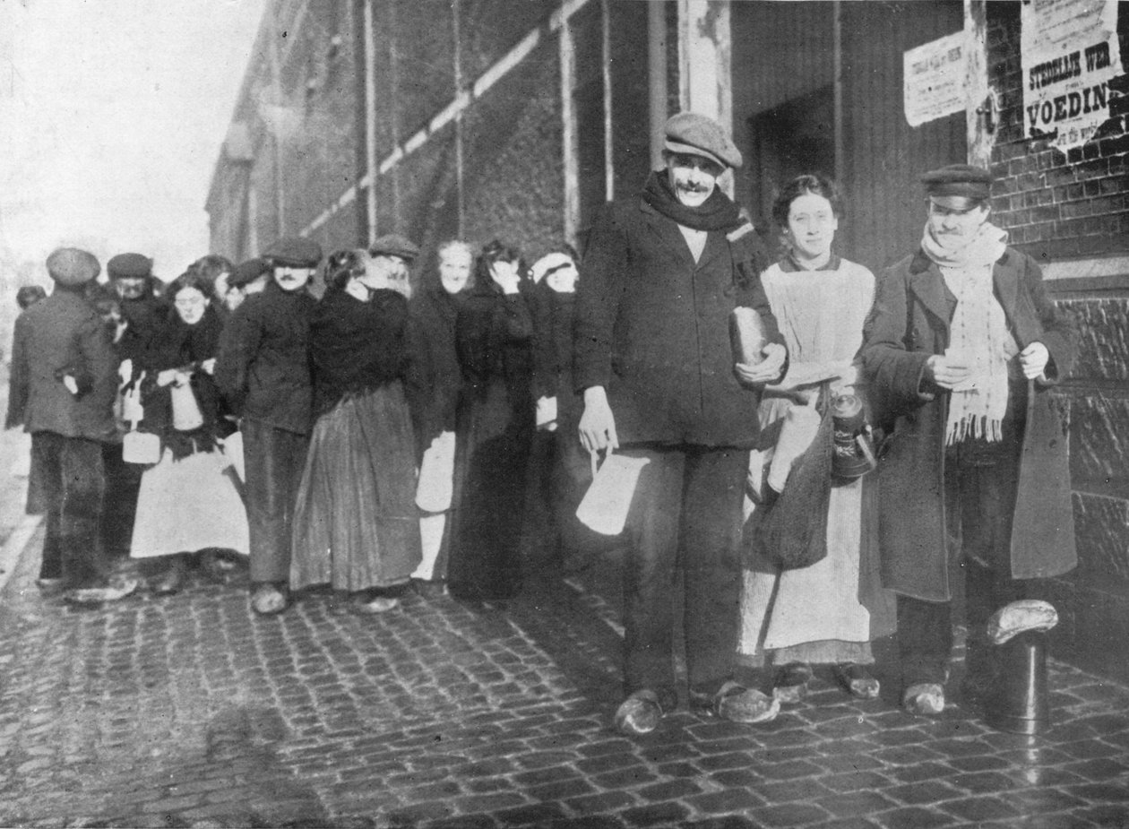 Odotetaan avustusannoksia Bruggessa, 1915 tekijältä Unbekannt