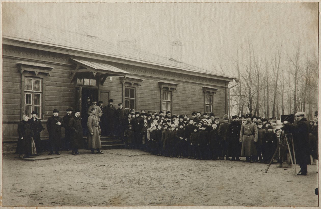 Odotetaan Leo Tolstoin ruumiin poistamista Astapovon asemalla, 20. marraskuuta 1910, 1910 tekijältä Unbekannt