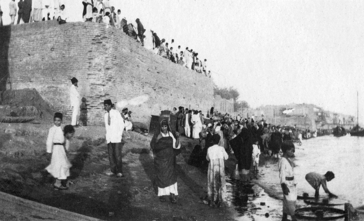 Odotetaan joukkoproomujen saapumista, Tigris River, Bagdad, Irak, 1917-1919 tekijältä Unbekannt