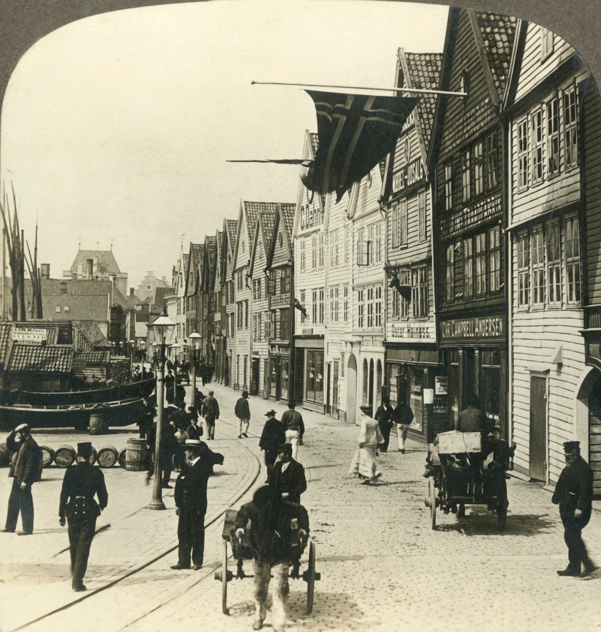 Varastot laiturin varrella Bergenin vanhassakaupungissa, vuosisatojen ajan Norjan suuri kalatori, 1905. tekijältä Unbekannt