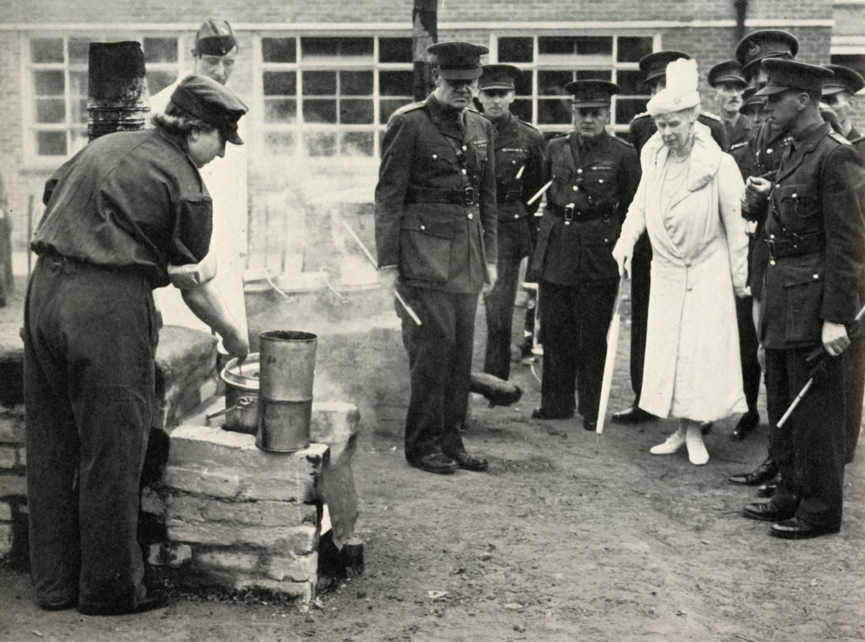 Katsomassa A.T.S. tytöt töissä...Army School of Cookery at Aldershot, c1941, 1951. tekijältä Unbekannt