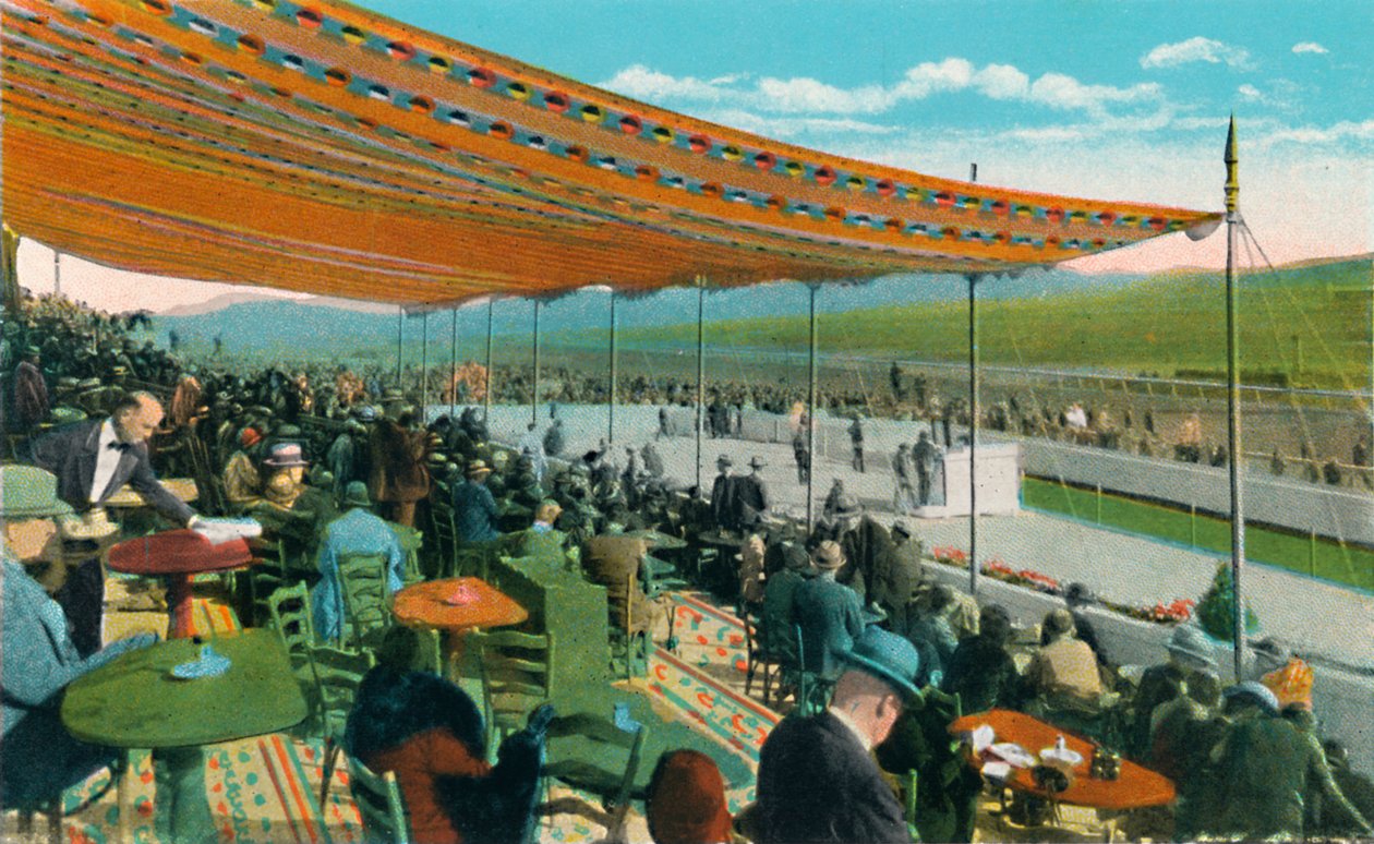 Katsomassa kilpailuja Club Housen edessä, Agua Caliente Jockey Club, 1939 tekijältä Unbekannt