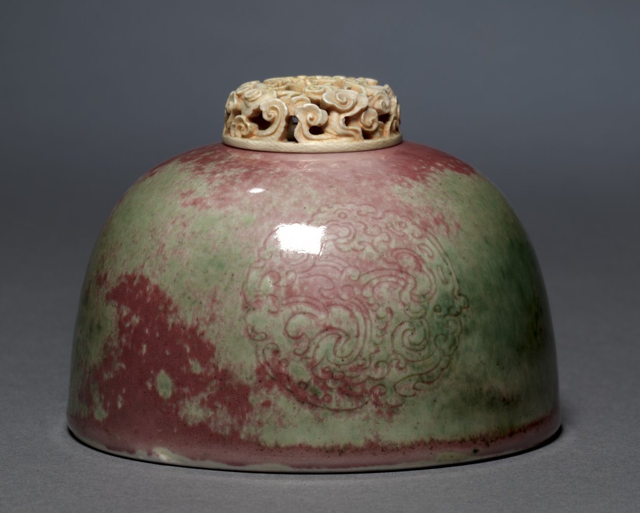 Vesipannu norsunluun kannella, 1662-1722. tekijältä Unbekannt