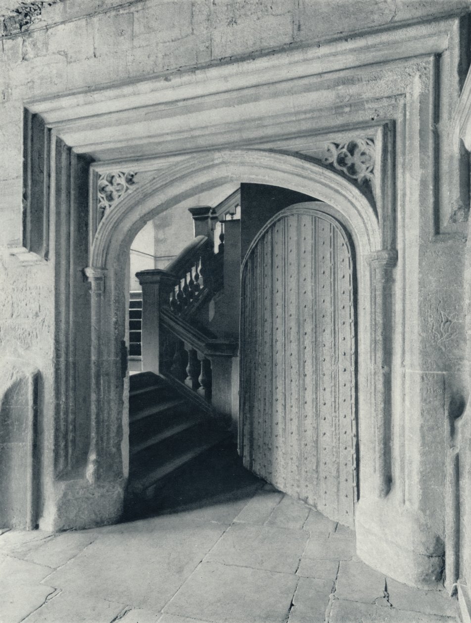 Waynfletes North Door, jossa on 1700-luvun portaat yläkouluun ja esikappeliin, 1926 tekijältä Unbekannt