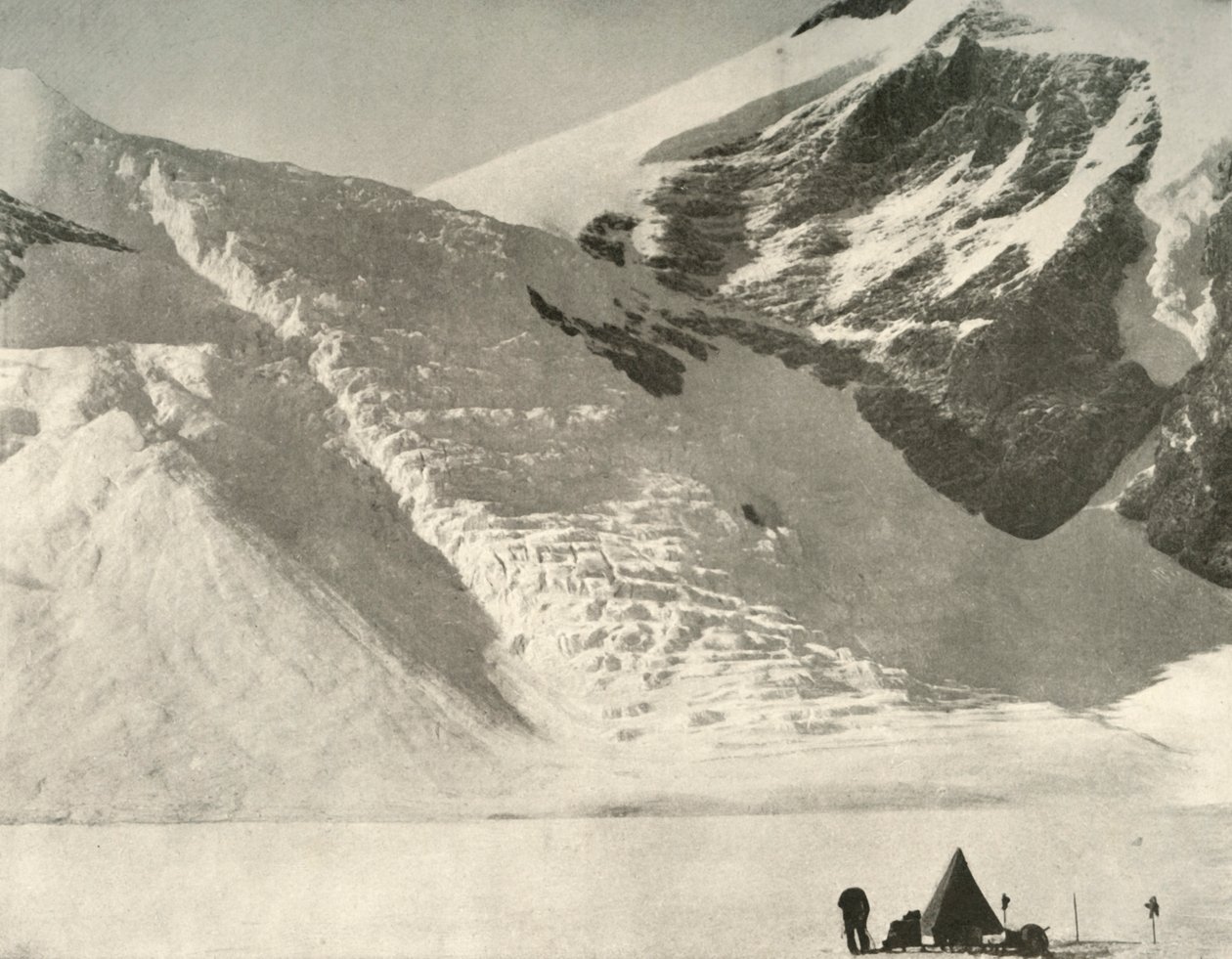 Western Partys leiri 28. joulukuuta riippuvan jäätikön alla katedraalin kallioilla, 1909 tekijältä Unbekannt