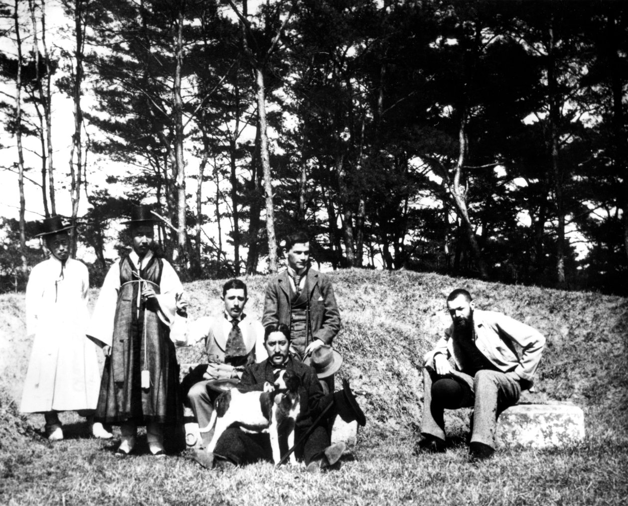 Länsivieraat paikallisten kanssa, Nam San, Korea, 1900 tekijältä Unbekannt