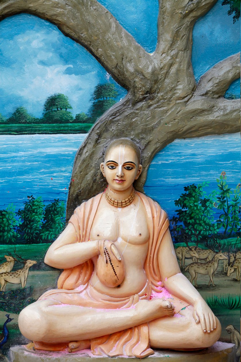 Vieraillessaan Vrindavanassa Sri Caitanya Mahaprabhu lauloi päivittäin japaa Imli Talassa (tamarindipuu), joka sijaitsi tuolloin aivan Yamunan rannalla. Chaitanya Mahaprabhu (1486–1534) oli vaishnava-pyhimys ja sosiaalinen uudistaja idässä. tekijältä Unbekannt