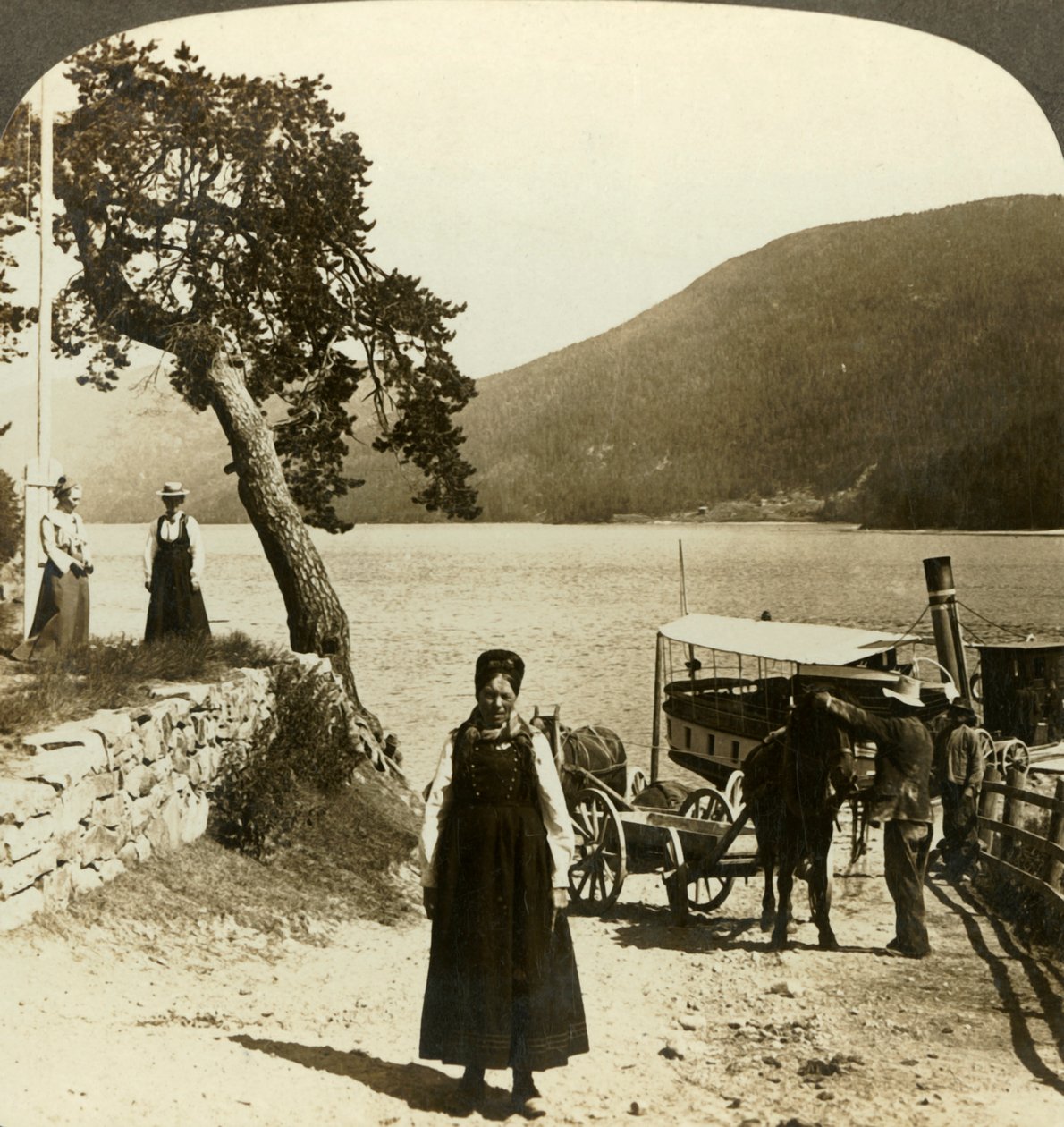 Kun järvihöyrylaiva saapuu Tinosetin laiturille - näkymä Tinsjon yli kukkuloille, Norja, c1905. tekijältä Unbekannt