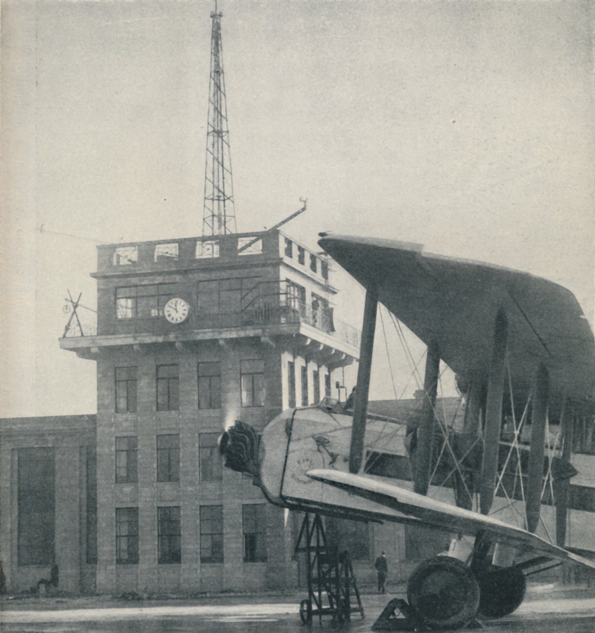 Missä suuren lentopaikan upseerit pitävät yhteyttä lentäviin lentäjiin, c1935 tekijältä Unbekannt