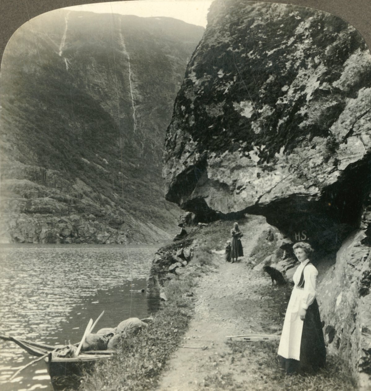 Missä tie hiipii ulkonevien kallioiden alle Nerofjordin vesillä, Norjassa, 1905. tekijältä Unbekannt