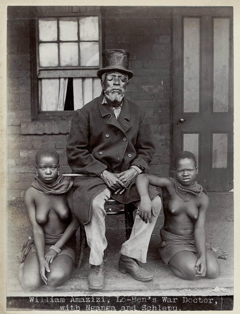 William Amazizi, Lo-Benin sotalääkäri tohtorin ja Schlepun kanssa tekijältä Unbekannt