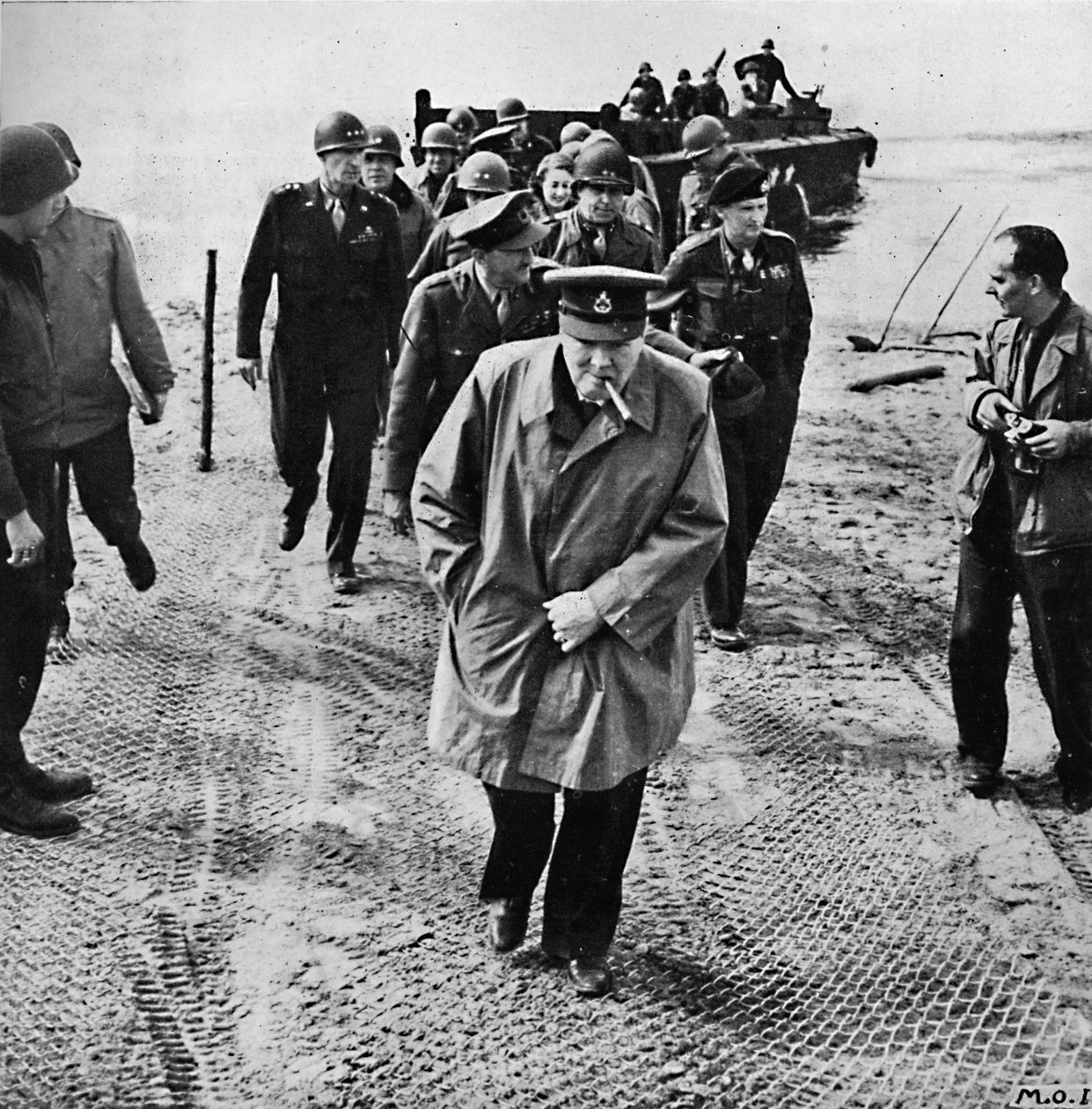 Winston Churchill Reinin toisella puolella. Ulos Saksaan! Eteenpäin voittoon!, 1945 tekijältä Unbekannt