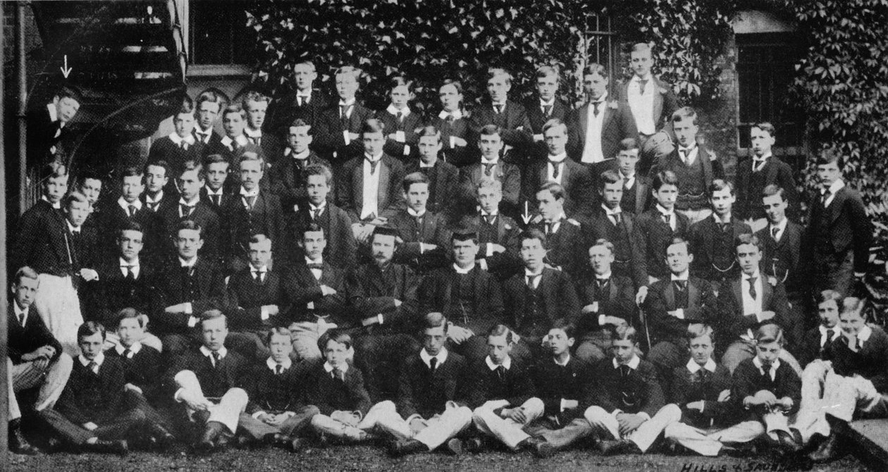 Winston Churchill ryhmäkuvassa Harrow Schoolissa, 1889, 1945 tekijältä Unbekannt