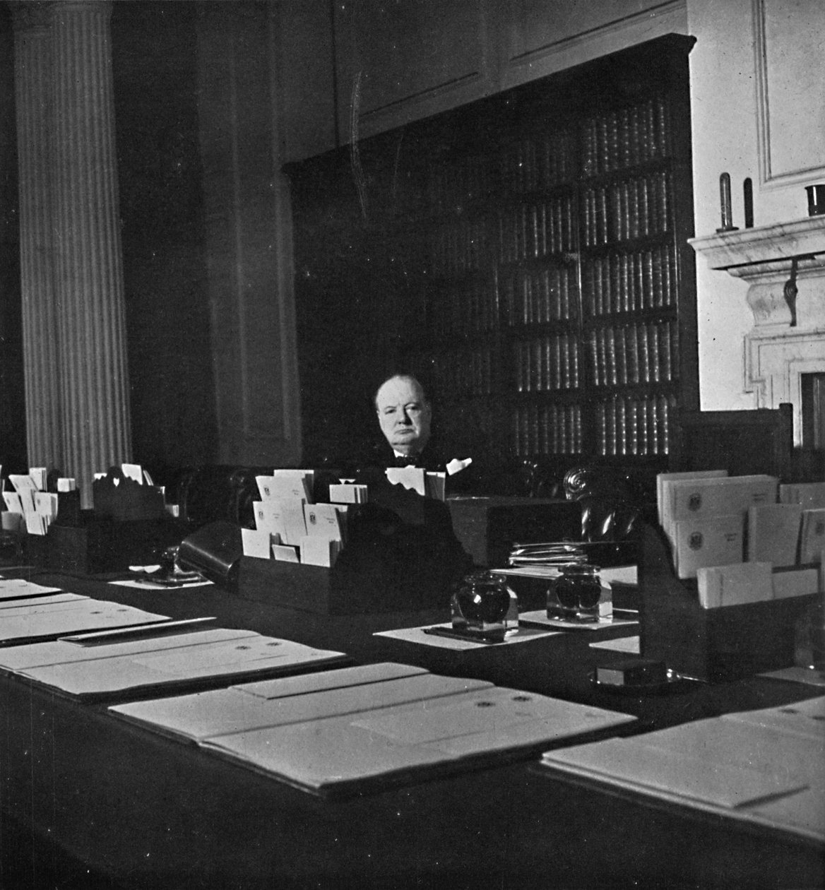 Winston Churchill kabinettihuoneessa 10 Downing Street, 1940-luku, 1945 tekijältä Unbekannt