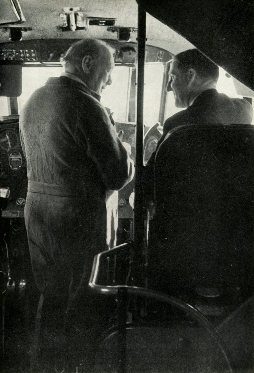 Winston Churchill puhuu lentävän Berwick-veneen kapteeni Shakespearen kanssa, c1939-c1944 1946. tekijältä Unbekannt