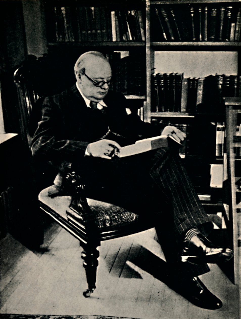 Winston Spencer Churchill kirjastossaan, 1945. tekijältä Unbekannt