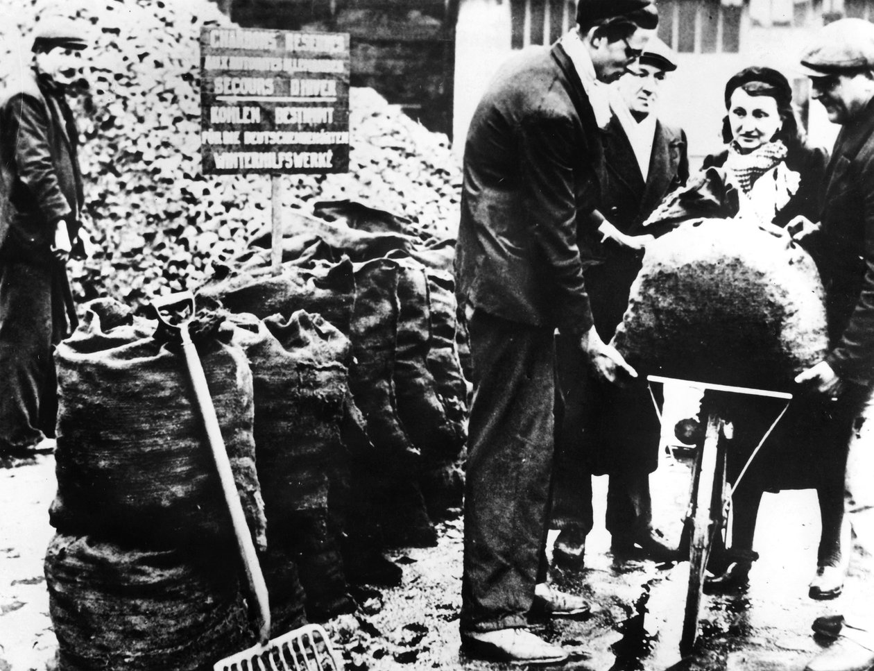 Talvi helpotus, hiilen jakelu, Ranska 1940-1944 tekijältä Unbekannt