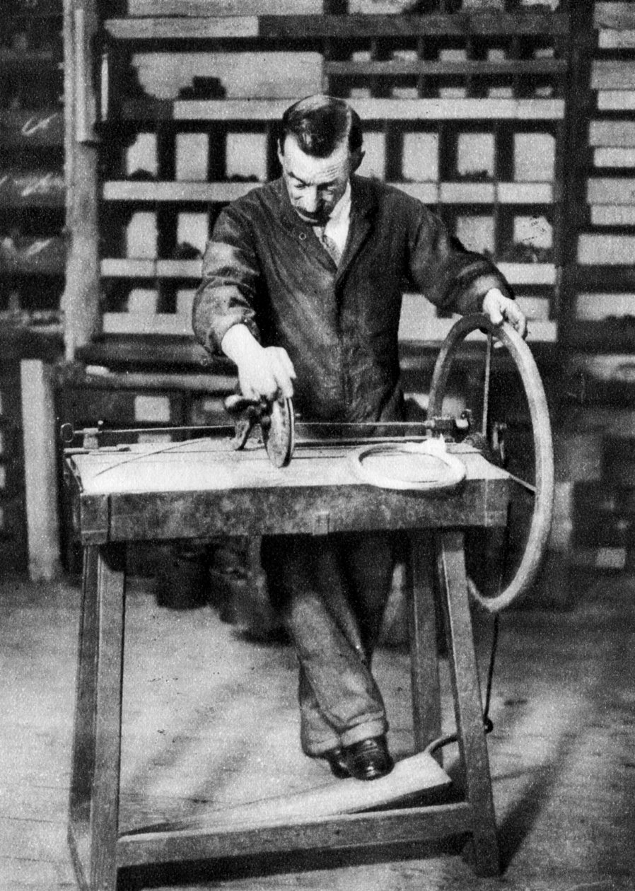 Johtoa kierretään jousijousiin, Lontoo, 1926-1927 tekijältä Unbekannt