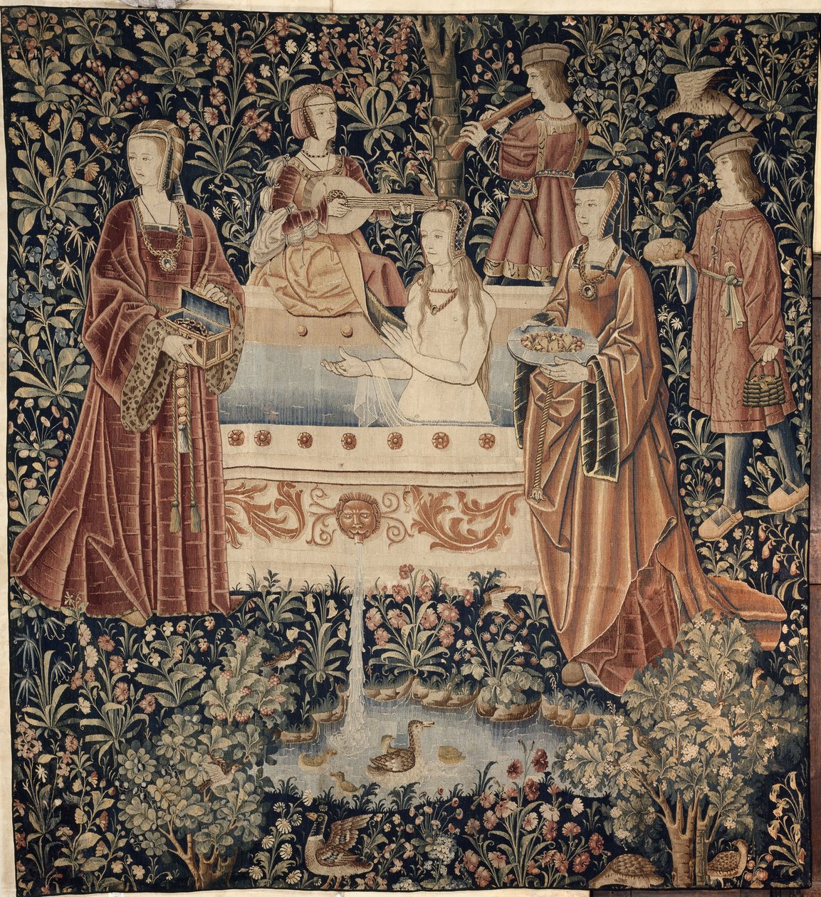 Nainen kylpeminen Attendants Tapestry -sarjan ympäröimänä La Vie Seigneuriale, n. 1500 tekijältä Unbekannt