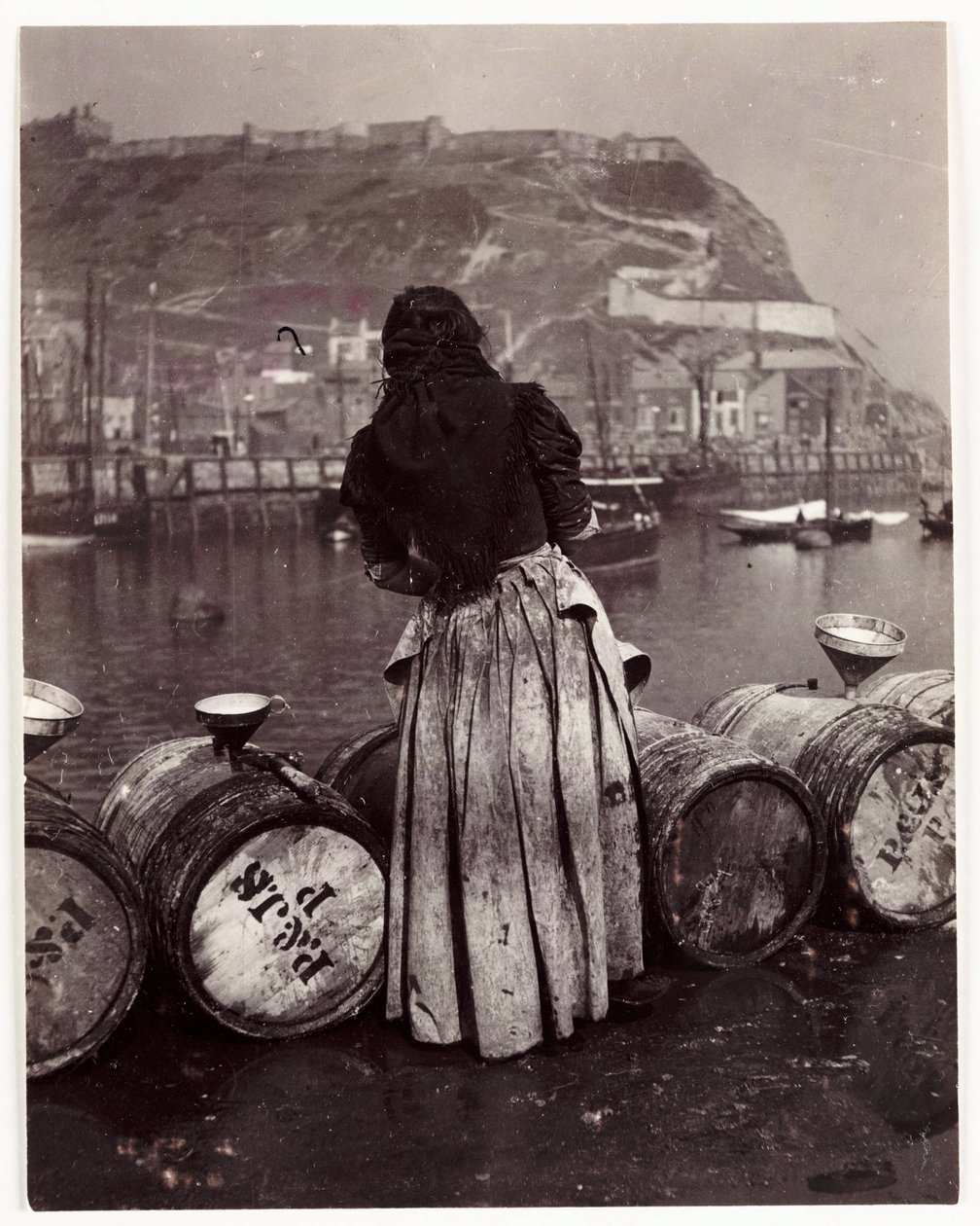Nainen ja tynnyrit, Whitby Harbour, n. 1905 tekijältä Unbekannt