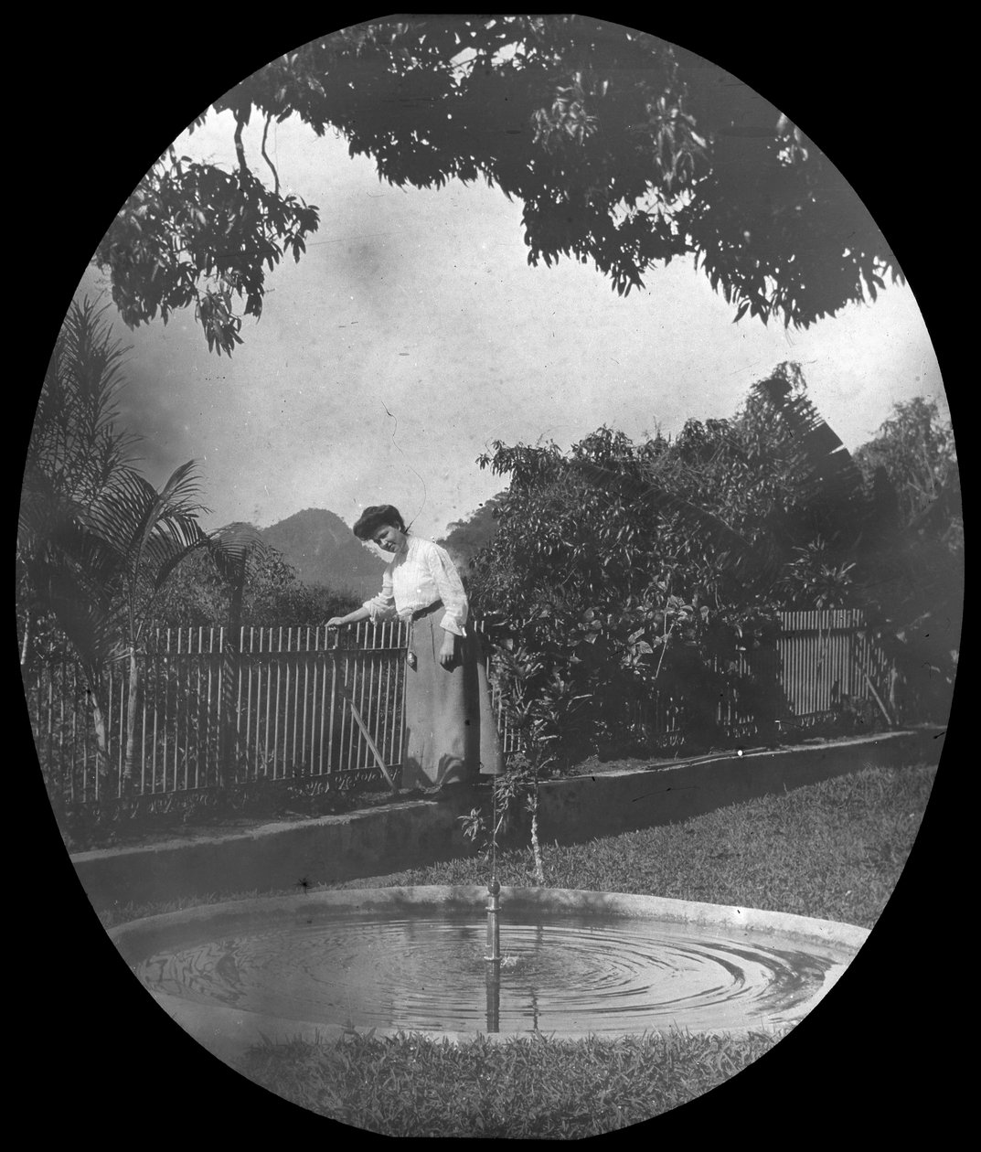 Nainen lammen rannalla puutarhassa, Rio de Janeiro, Brasilia, 1800-luvun loppu tai 1900-luvun alku tekijältä Unbekannt