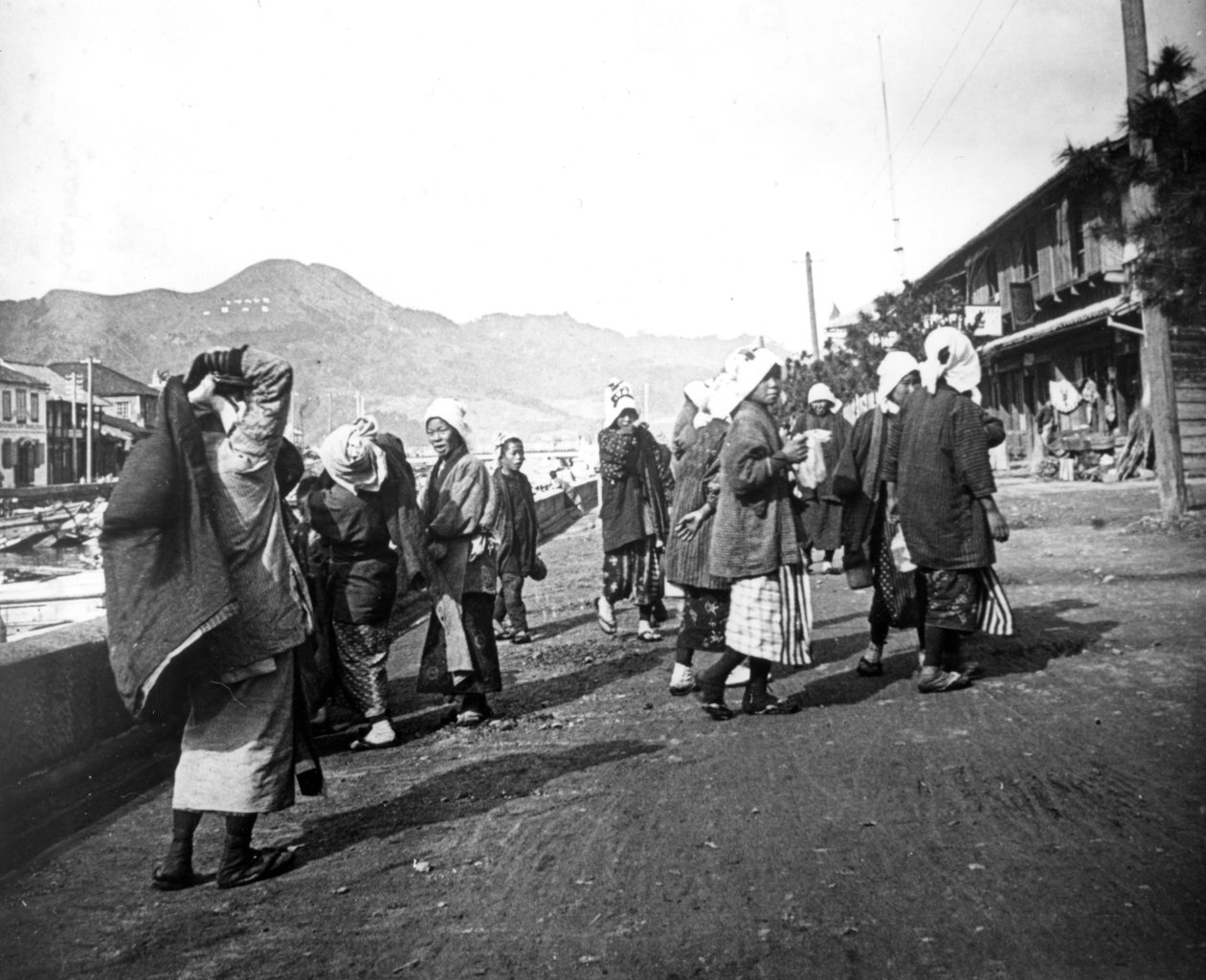 Nainen kantamassa kivihiiltä, Nagasaki, Japani, c1900 tekijältä Unbekannt
