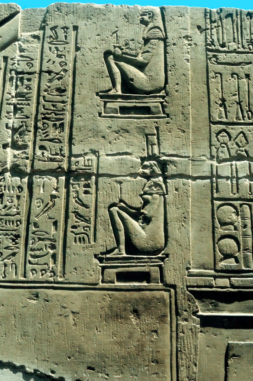 Nainen synnytystuolissa, muinaisen egyptin kalkkikivireliefiikka Kawm Umbusta tekijältä Unbekannt