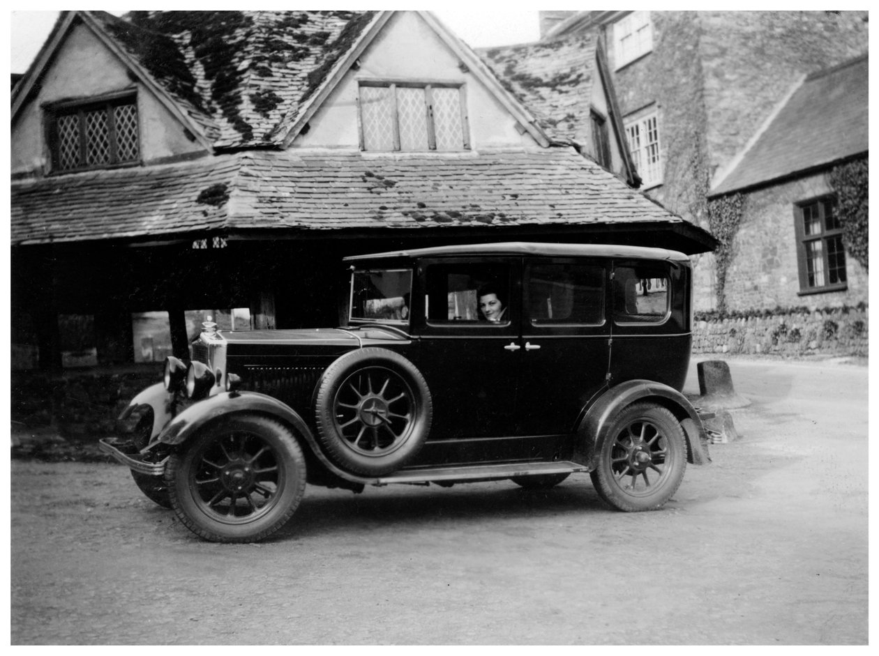 Nainen vintage-autossa, 1920-luku tekijältä Unbekannt