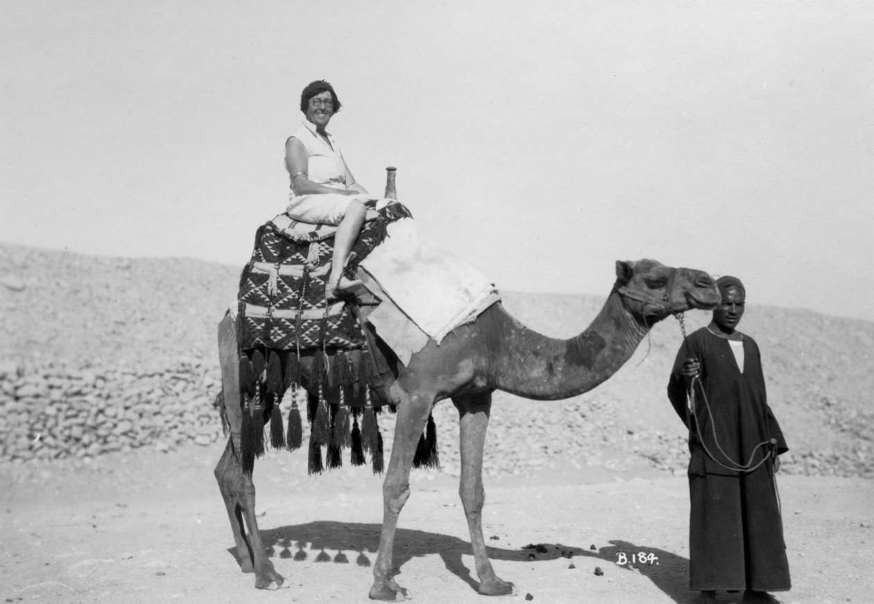 Nainen kamelimatkalla, Egypti, 1920-1930-luku tekijältä Unbekannt