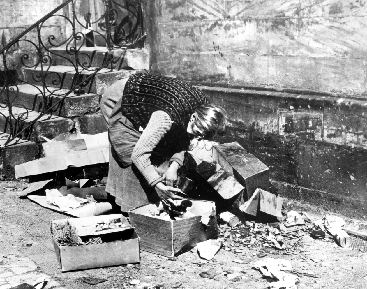 Nainen etsimässä ruokaa, Bayreuth, Saksa, huhtikuu 1945 tekijältä Unbekannt