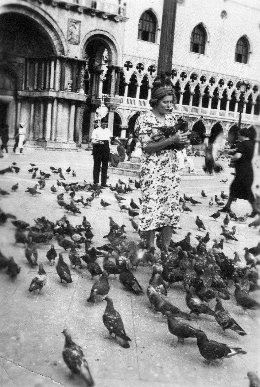 Nainen kyyhkysten ympäröimänä, Pyhän Markuksen aukio, Venetsia, Italia, 1938 tekijältä Unbekannt