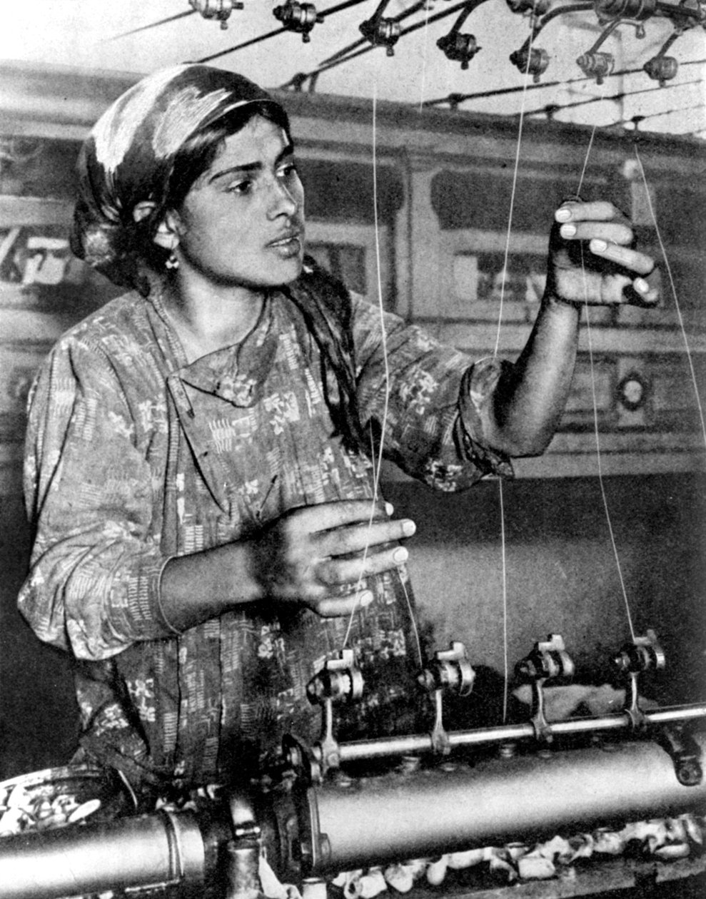 Silkkiteollisuudessa työskentelevä nainen, Samarkand, Uzbekistan, 1936 tekijältä Unbekannt