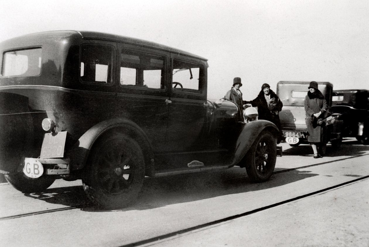 Naiset ja pysäköityjä autoja, 1930 tekijältä Unbekannt
