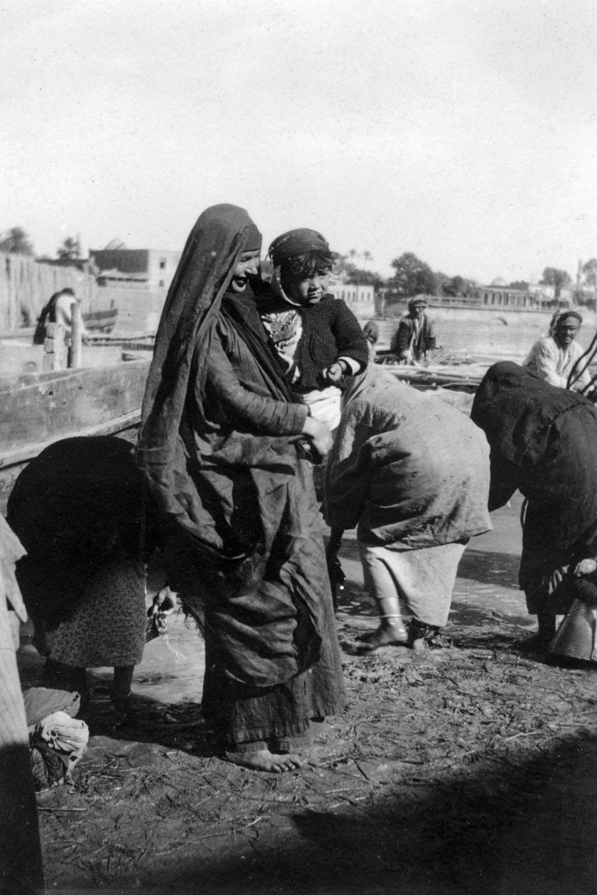 Naiset keräämässä vettä Tigris-joella, Bagdadissa, Irakissa, 1917-1919 tekijältä Unbekannt