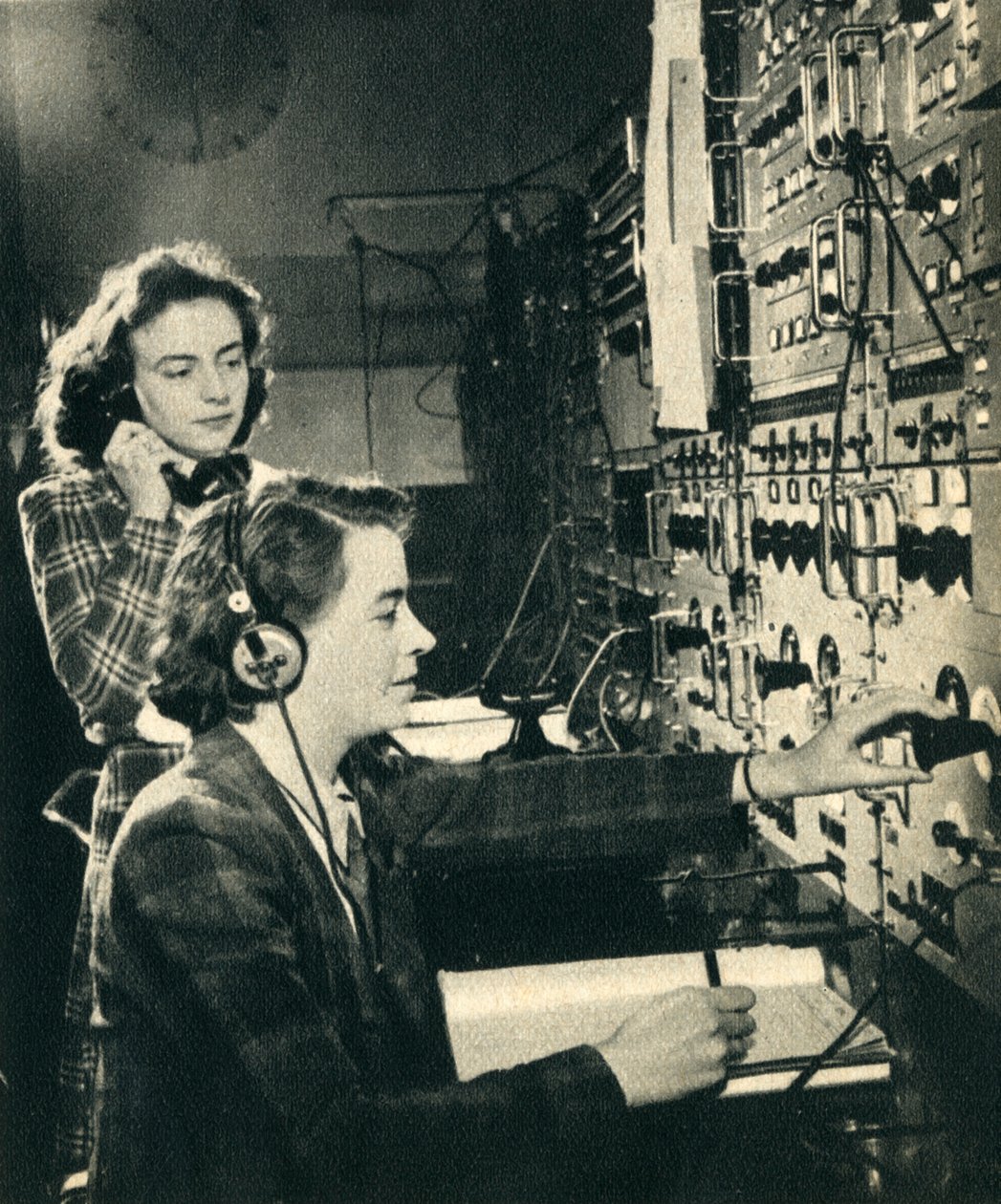 Naiset ovat ottaneet miesten työt. BBC:n valvomo ohjelmana 1942. tekijältä Unbekannt