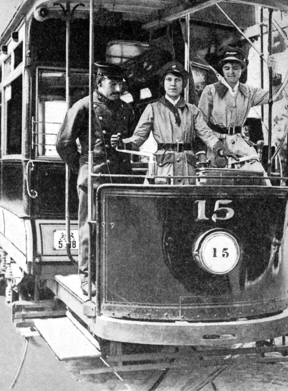 Naiset oppivat ajamaan raitiovaunua, 1917, 1936 tekijältä Unbekannt