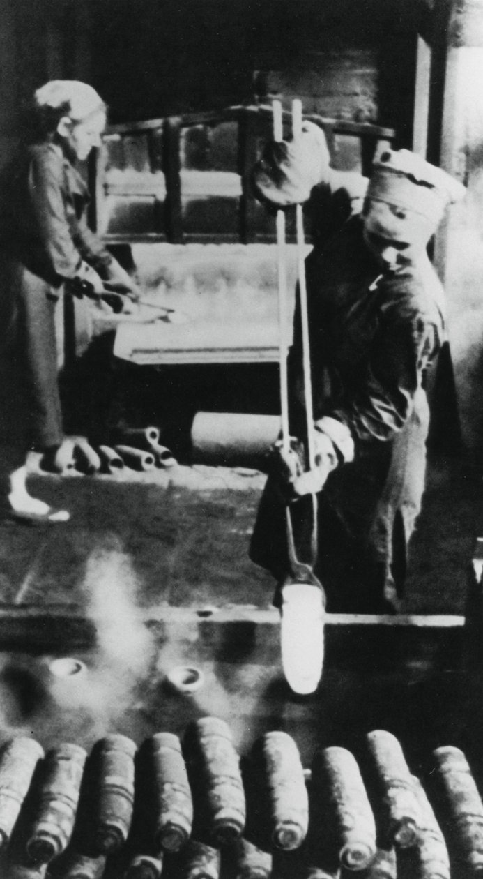 Naiset valmistavat kuorikoteloita venäläisessä tehtaassa, toinen maailmansota, 1943 tekijältä Unbekannt