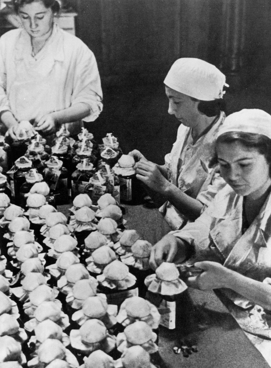 Naiset sulkemassa luovutetun veren pulloja, toinen maailmansota, Moskova, 1941 tekijältä Unbekannt