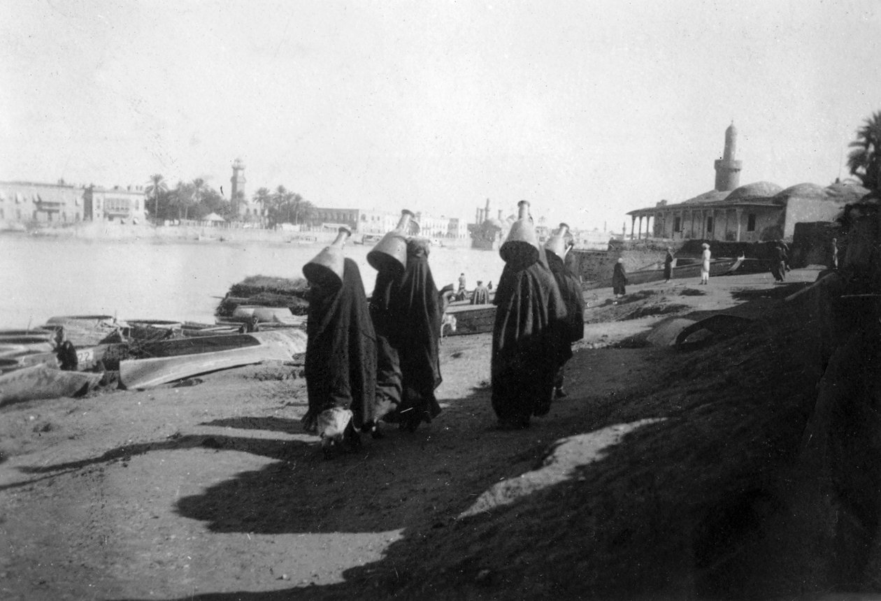 Naiset vesikuljettajat, Tigris River, Bagdad, Irak, 1917-1919 tekijältä Unbekannt