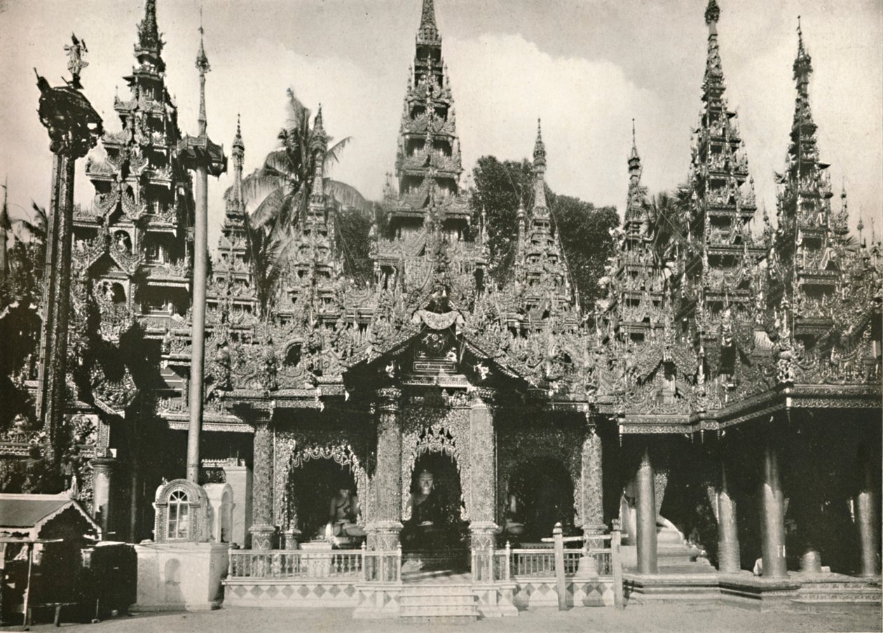 Puusta veistetyt pyhäköt, joissa on lasimosaiikkityötä Shwedagon-pagodissa, Yangonissa, 1900. tekijältä Unbekannt