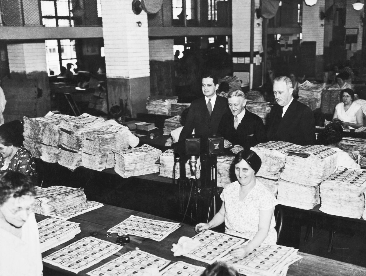 Workers Making Money, Washington, D.C., n. 1929 (b/w kuva) tekijältä Unbekannt