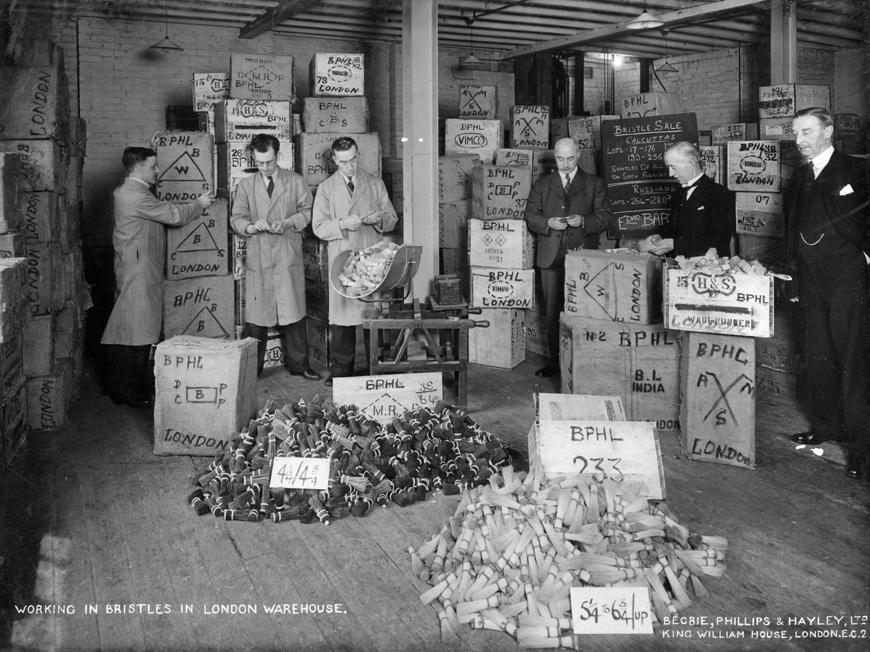 Työskentely harjasten kanssa varastossa, Lontoo, 1938 tekijältä Unbekannt
