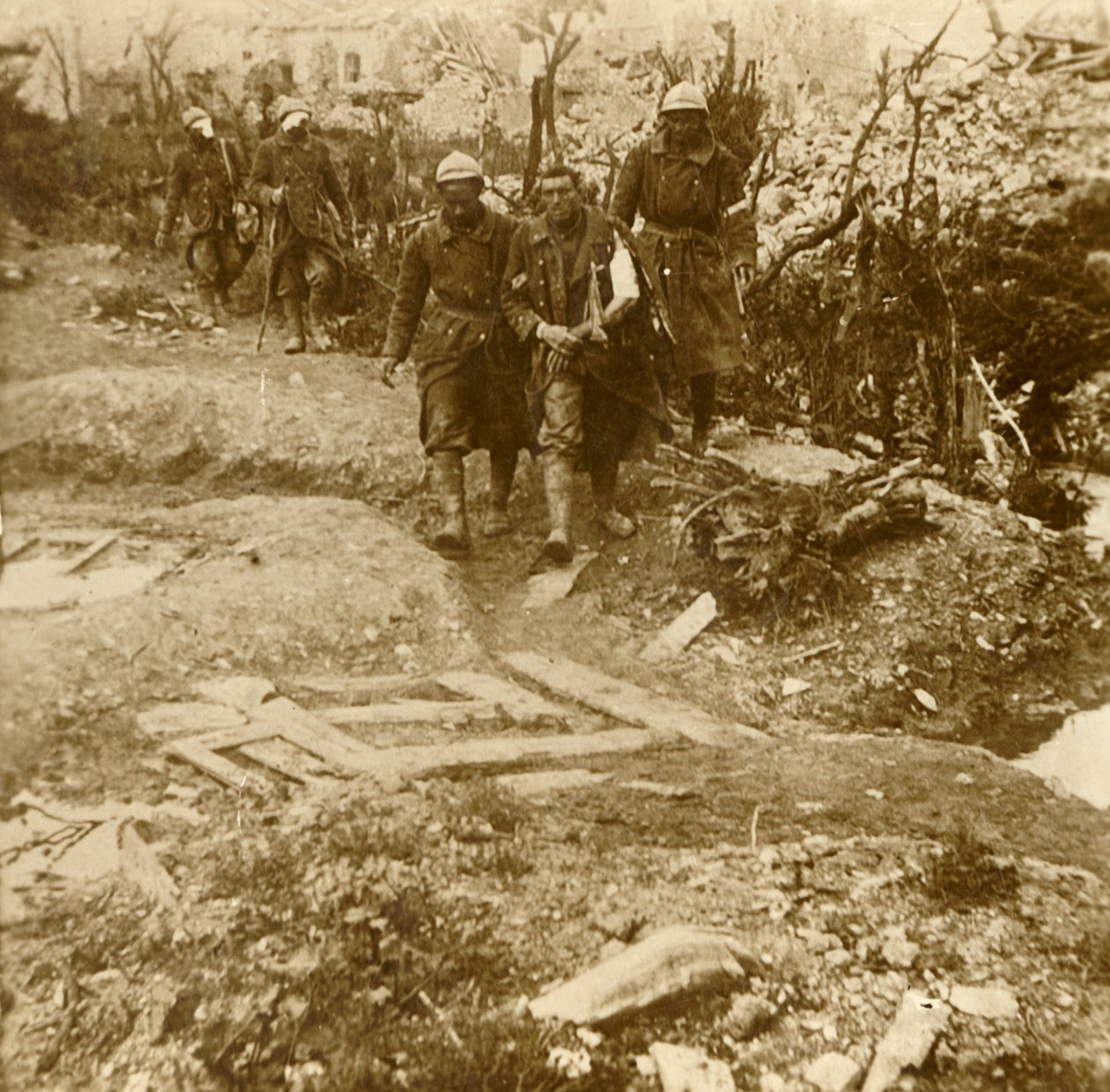 Haavoittuneet ranskalaiset jalkaväkijoukot saapuvat Chateau dEsnesiin, Verdunissa, Pohjois-Ranskassa, 1916 tekijältä Unbekannt