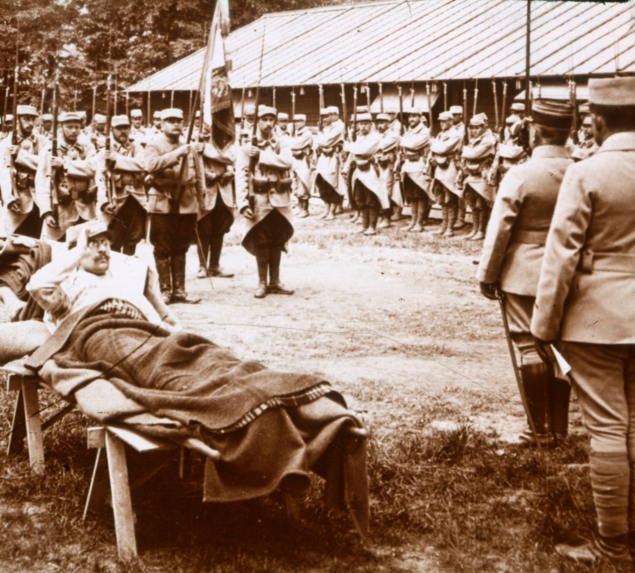 Haavoittunut upseeri tervehtii lippua, c1914-c1918 tekijältä Unbekannt