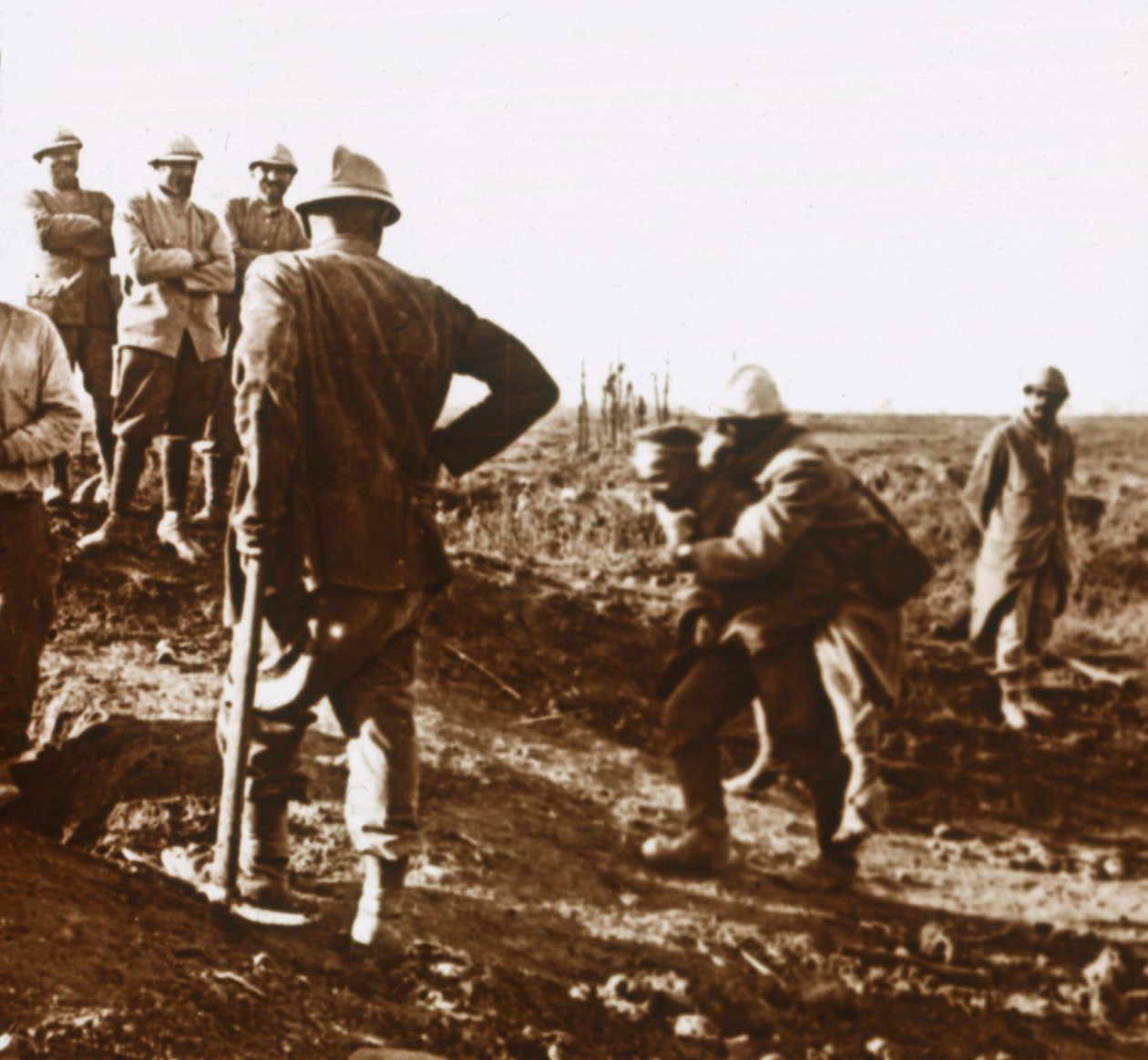 Haavoittunut sotilas, Haute Chevauchée, Pohjois-Ranska, c1914-c1918 tekijältä Unbekannt