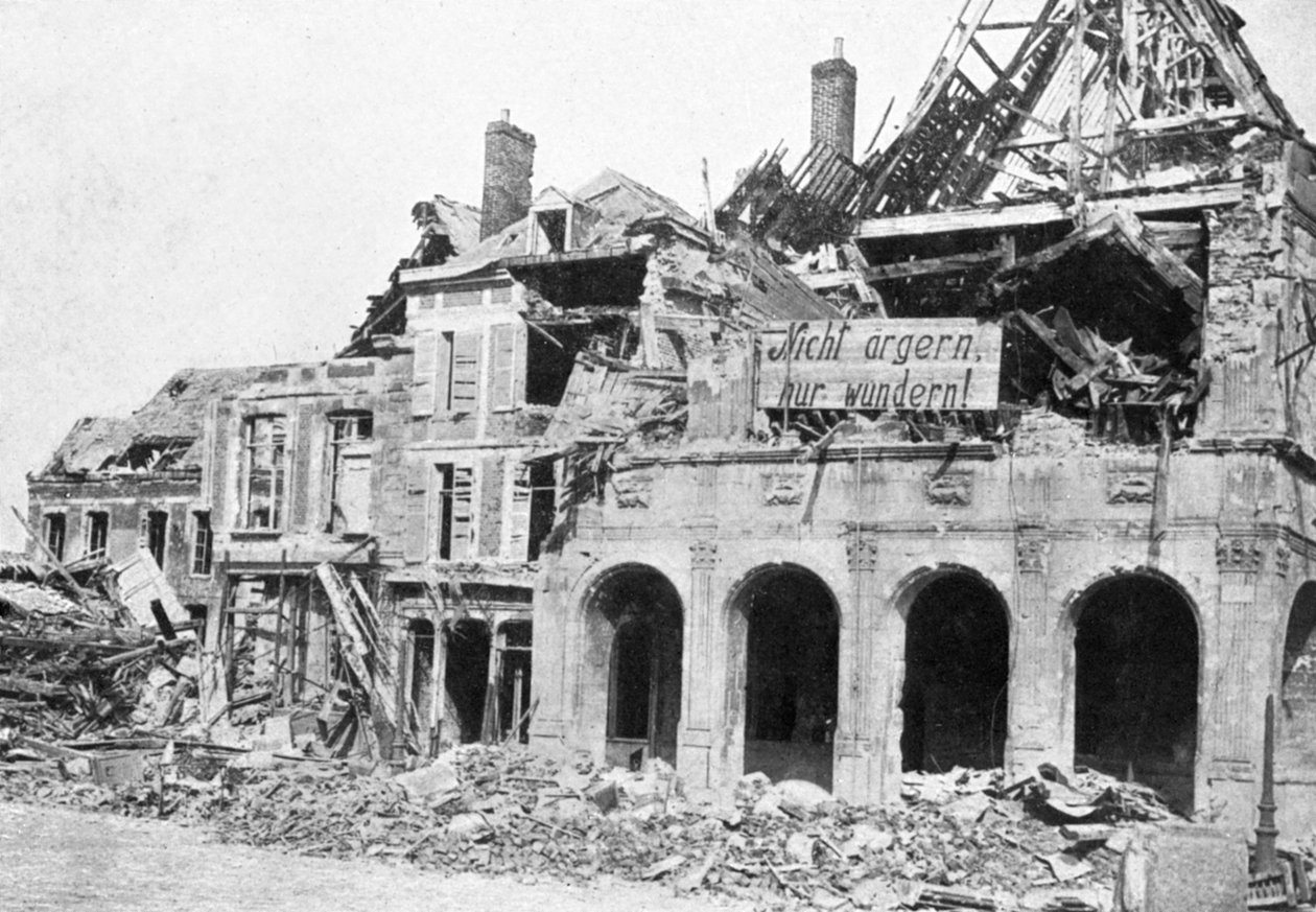 Haaksirikkoutunut rakennus, Grande Place, Peronne, Ranska, Ensimmäinen maailmansota, 1917, c1920 tekijältä Unbekannt