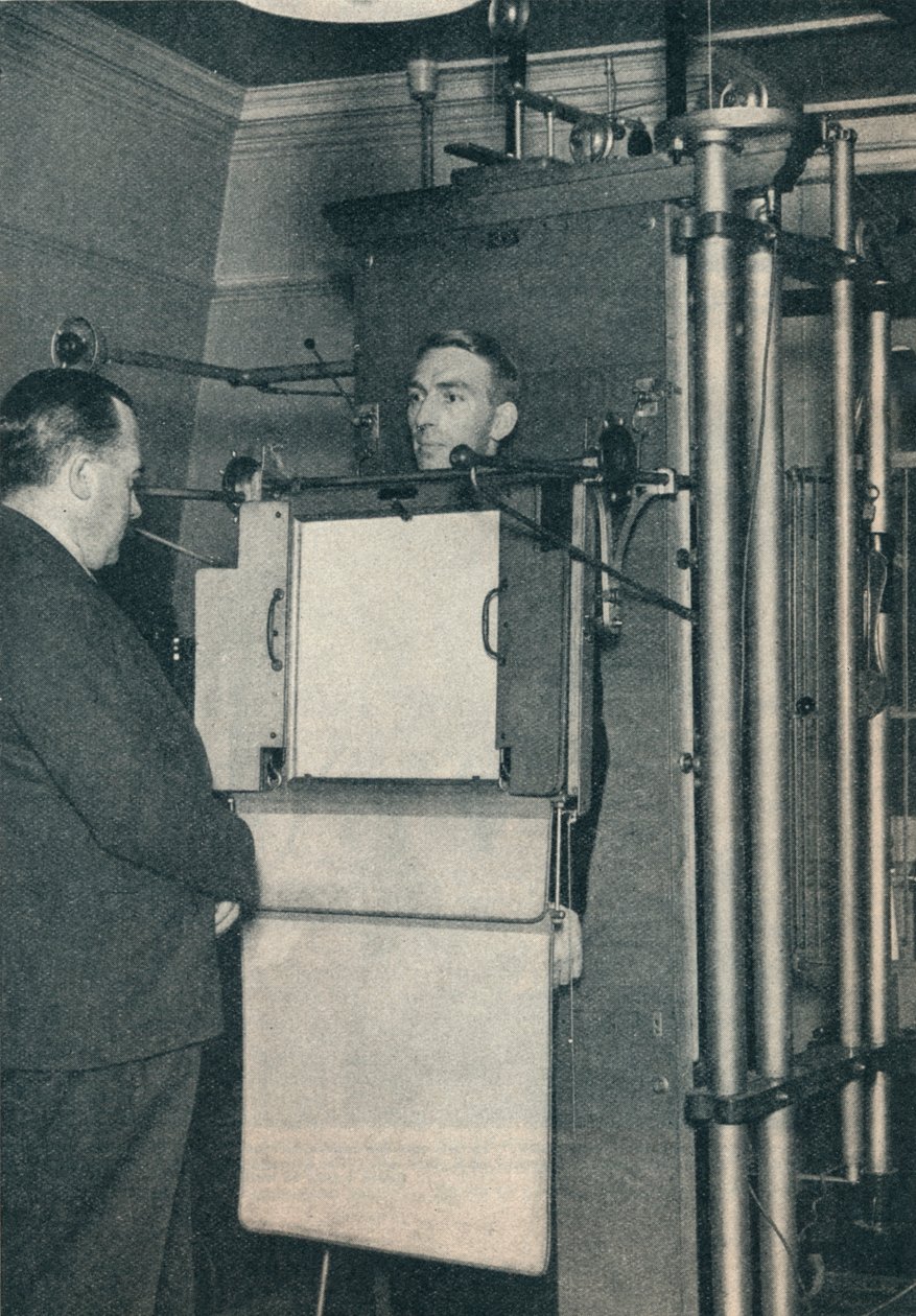 Röntgenlaite, jota käytetään epäiltyjen sydän- tai keuhkosairaustapausten tutkimiseen, c1935 c1937 tekijältä Unbekannt