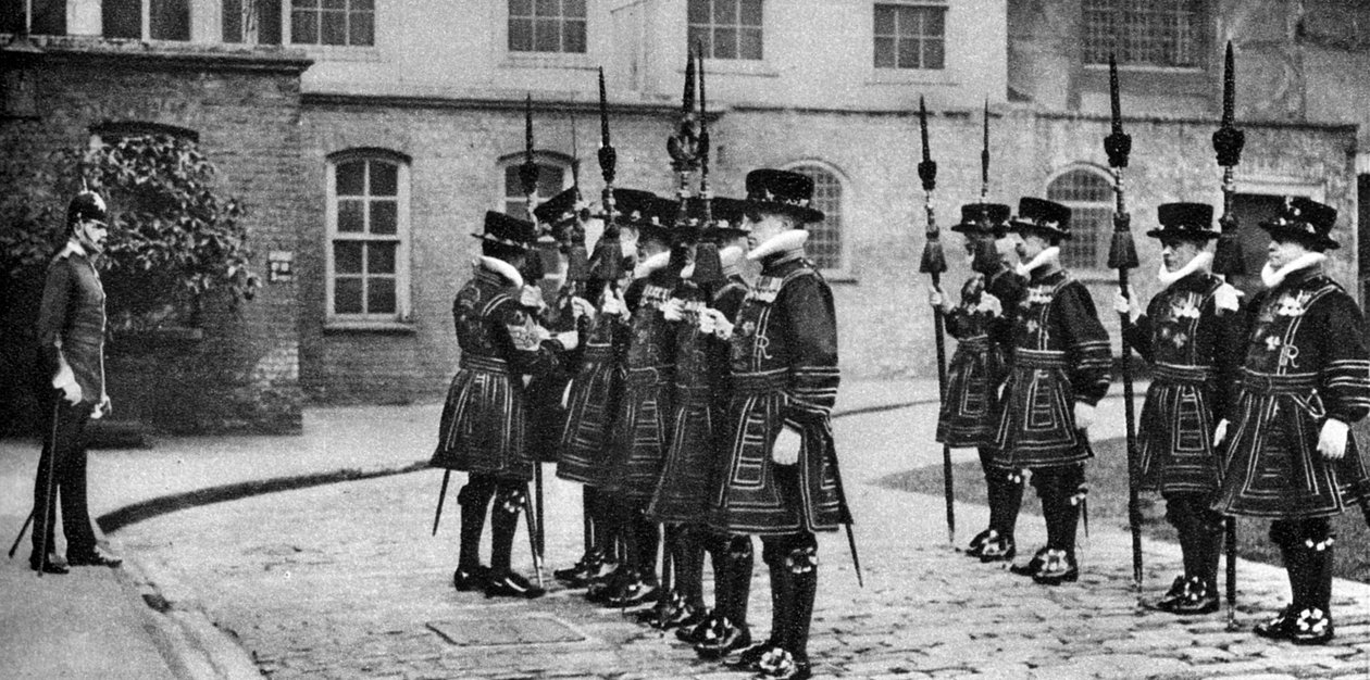 Yeomen Warders paraatissa Lontoon Towerissa, 1926-1927 tekijältä Unbekannt